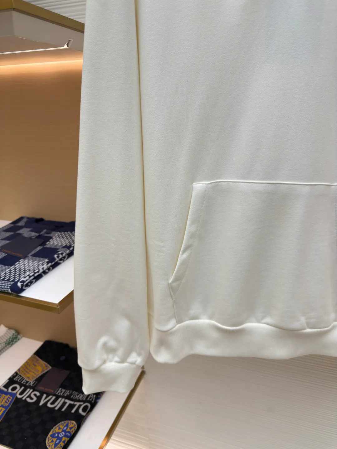 LOUIS VUITTON logo embossed hoodie ●Authentic product: 9300 purchase and development ●Item number: 1680242-A70 ●Fabric: pure cotton sweatshirt velvet fabric ●Technology: embossed production ●Version: fitted version ●Weight: about 780 grams ●Size: S-M-L-XL ●Description: Customized original white cloud-like skin-friendly pure cotton sweatshirt velvet, dressed in pure white, which is a symbol of purity and elegance The iconic LV logo is embossed at the bottom of the collar. The slightly raised texture is enough to highlight the noble status of the wearer. It is simple yet elegant and has a hidden luxury charm. It shines in the details. Enjoy the new luxury fashion. The infrared rays of imported special machines are used to locate the "LV Logo" to achieve a more accurate position and secure the stone. Stamping and filling technology is used to make a 1:1 size/pattern mold according to the original version, and then stamped at low temperature. After molding, it is filled with foam cotton with good cushioning performance and sealed using a hot melt glue gun. The texture is fine and the shape is full, which enhances the visual impact. The workmanship is complicated and cumbersome. Adopt imported machine embroidery technology, use advanced computer control systems and precision mechanical components to achieve LV logo outline embroidery operations with high precision. The lines are smooth and delicate, and the fabrics have been washed. It has a better hand feel and texture, is not easy to deform, is not easy to shrink, is not easy to fade, and maintains long-term beauty. The overall wiring is straight and delicate, the fabric is comfortable and soft, and the color is consistent without color difference. It can be matched with the same style to create a fashionable look and control various occasions. Customized accessories, complete with three standards, same style for men and women!